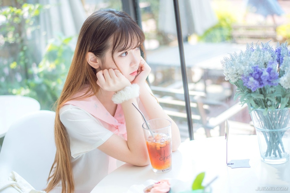“夫君当以国事为重，妾身怎敢相怪？夫君且先休息，妾身先告退了。”美妇微笑着摇头道。