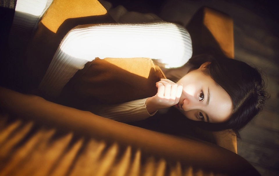 “进来吧。”吕布看了一眼地上的杯盏，摇了摇头，坐在自己的位子上向两女招了招手。